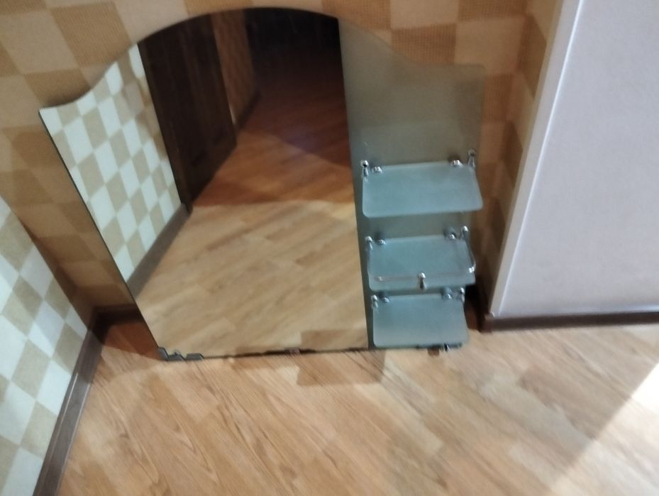 Зеркало в ванную комнату .