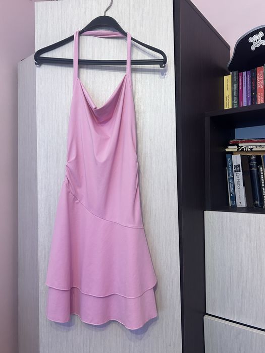 Розова рокля с гол гръб