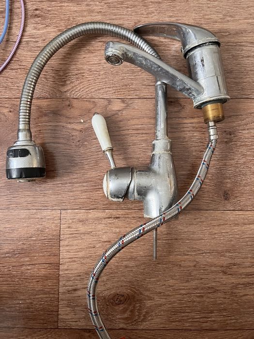 Два смесителя кухонный и на раковину
