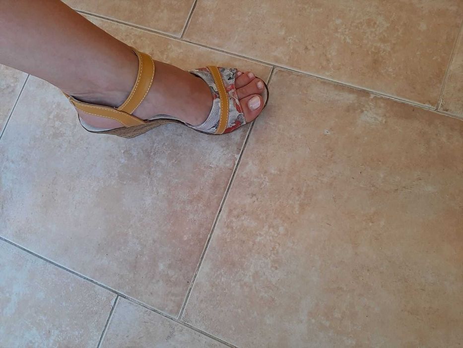 Дамски, жълти сандали на платформа - 36 номер