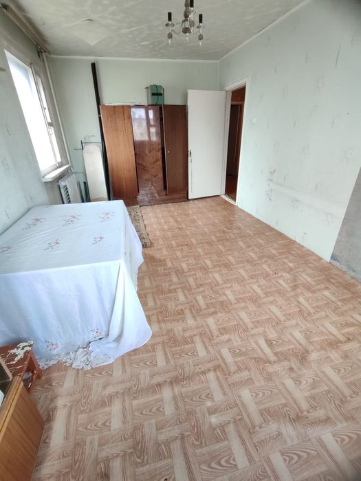 3 комн.. 4 мкр, 20 дом , 4 этаж.