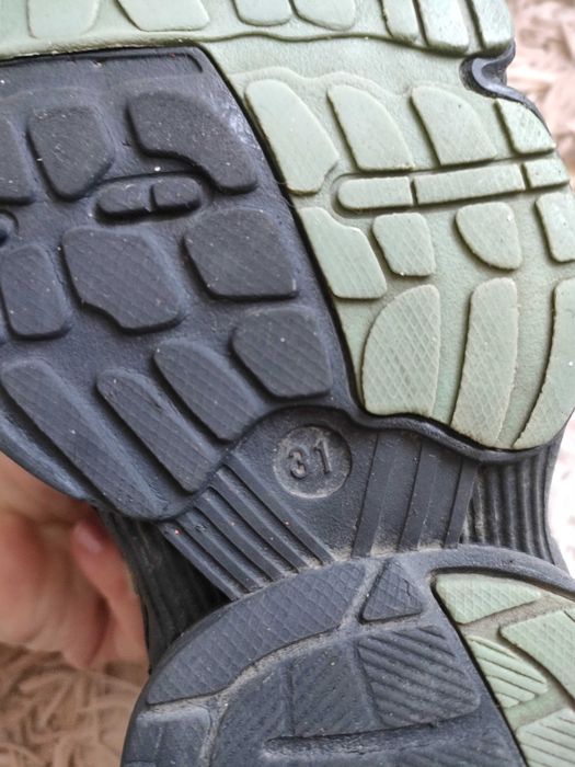 Продам теплые кроссовки на маличшек