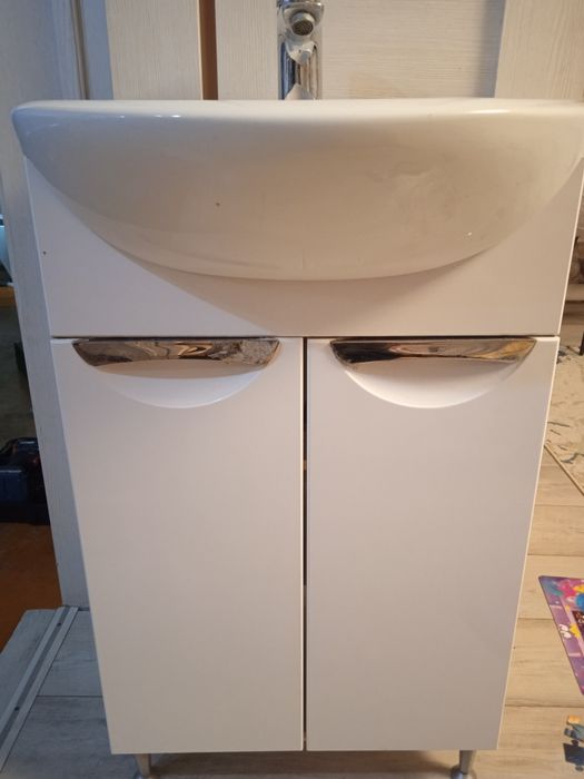 Тумба с раковиной и смесителем.