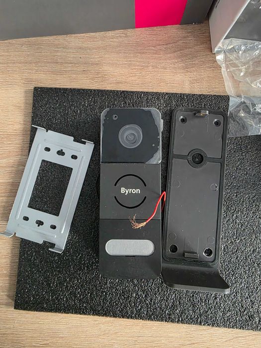 Sistem de interfon video cu 2 fire și ecran tactil de 7 inci