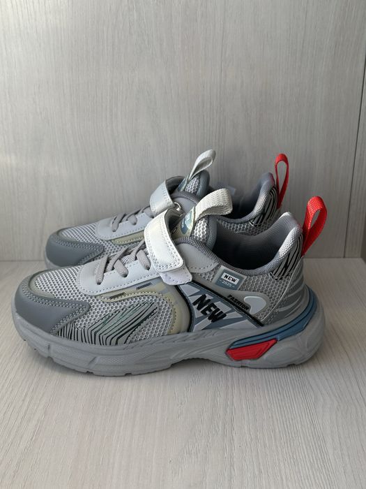 Новые детские кроссовки