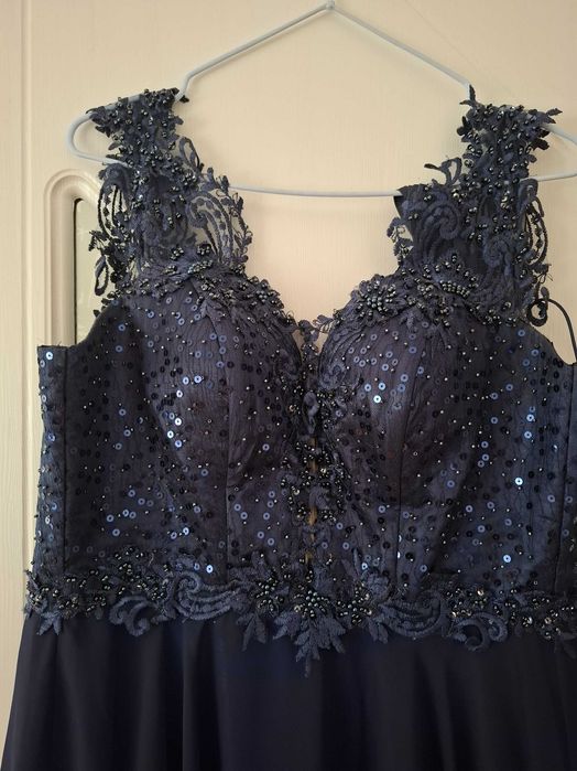 Официална рокля, в отлично състояние (носена само веднъж)