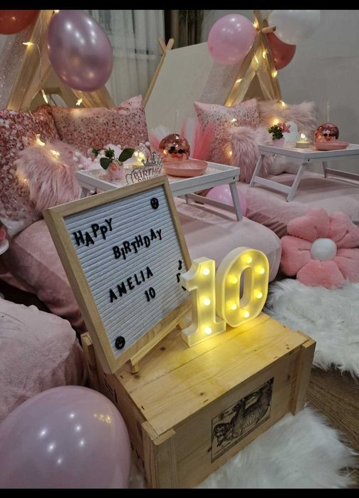 Парти къмпинг с палатки за рожден ден, пикник, празник.