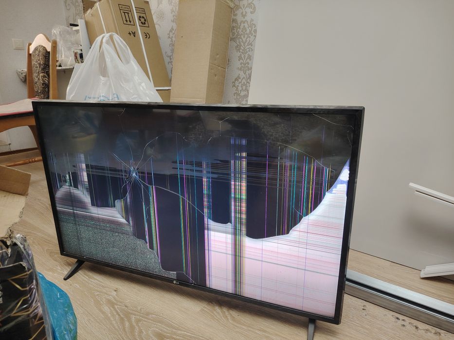 Продам телевизор LG разбитый экран