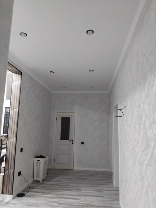 Линолеум, плинтуса, обои, левкас стен