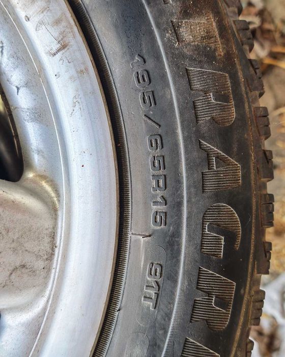 Продавам гуми с джанти за Mercedes в много добро състояние. Гумите са зимни, размер 195/65 R15.