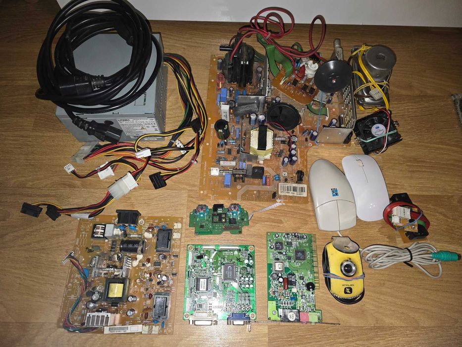 Piese calculator, televizor cu tub, monitor și diverse accesorii