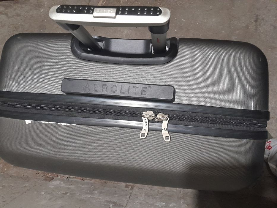 Голям  пътнически  куфар  aerolite с колелца