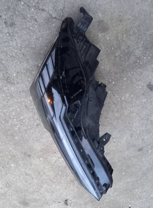 Far Volvo EX 30 stare buna