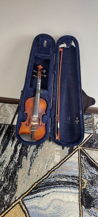 Холати идиал сақланган Скрипка сотилади размери 1/4 срочно холати я