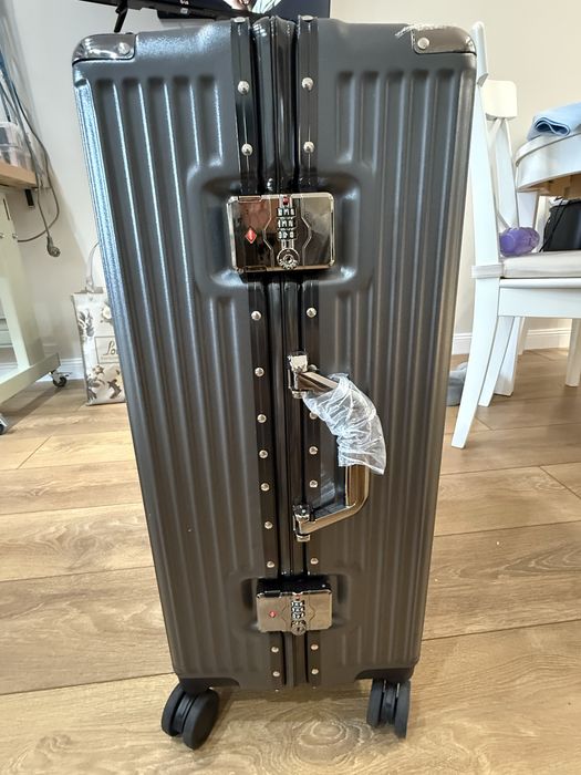 Чемодан, новый почти.