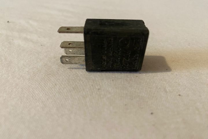 Releu 46520421 / 46 520 421 / 46520421E / 46 520 421 E / 465 204 21 /