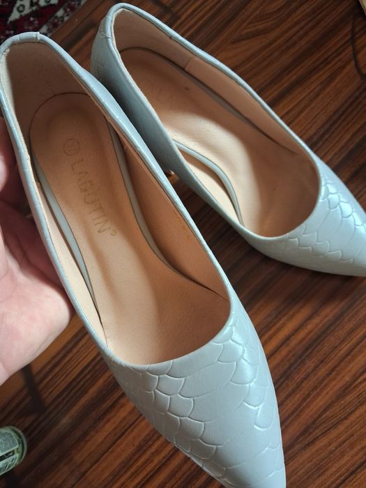 Ayollar nafis tuflisi. Toʻy-bazmlar va kundalik uchrashuvlar uchun.