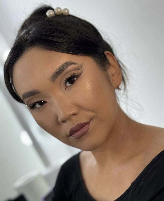 Маникюр, макияж, брови.