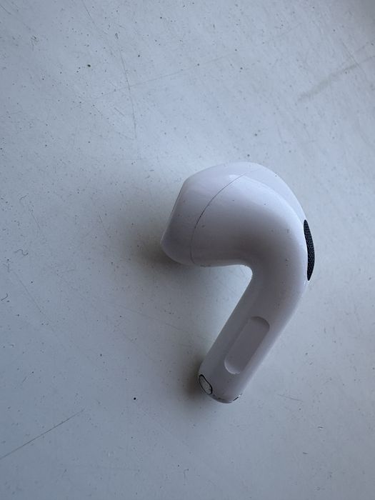 Продается левый наушник airpods 4