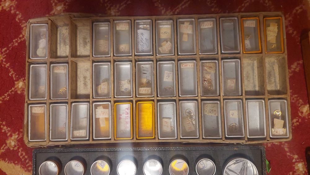 Часовникарски кутии с части за часовници