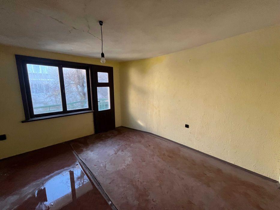 Продава къща с двор до Културния дом, Казанлък