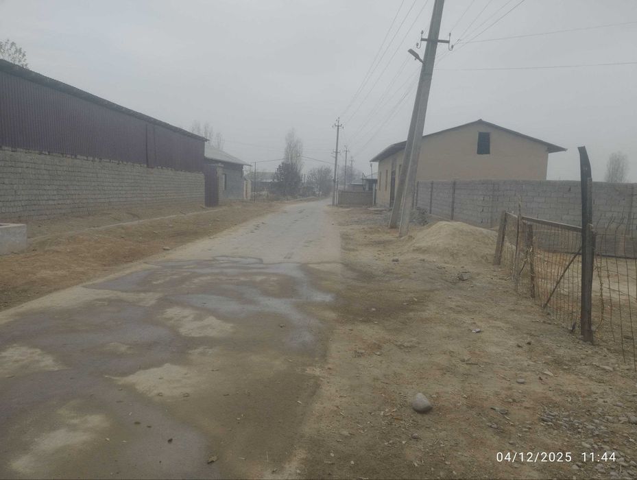 Янгийўл тумани Ватан махалласида 25 соток уй жой сотилади