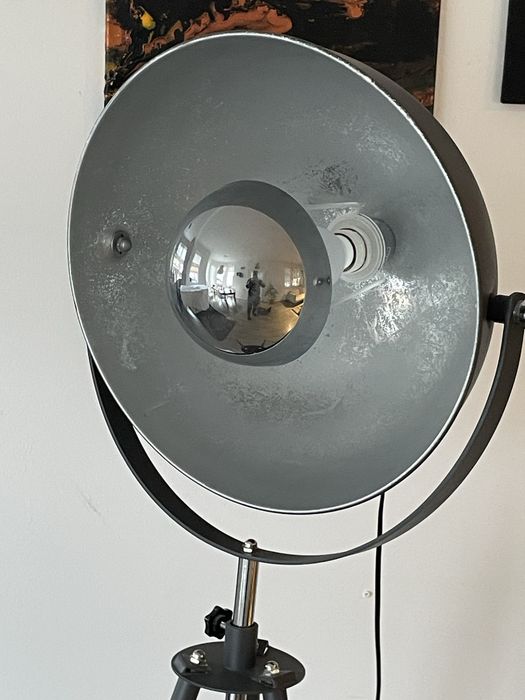 Lampadar stil industrial cu reflector lampa si trepied, din metal, gri