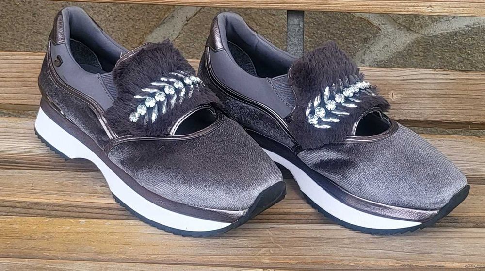 Спортни сиви сникърси с камъни