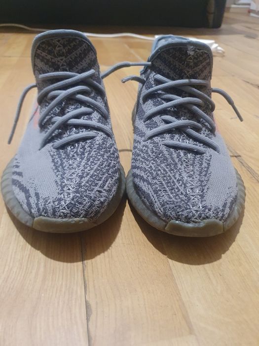 Vând yeezy 350 .