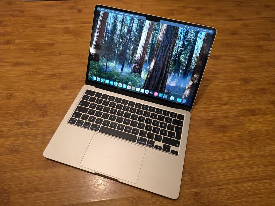 MacBook Air 13.6 2022 Procesor M2 16GB RAM 256GB Stocare