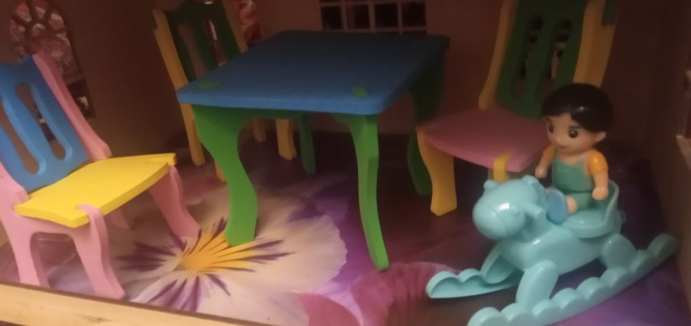 Деревянный кукольный домик