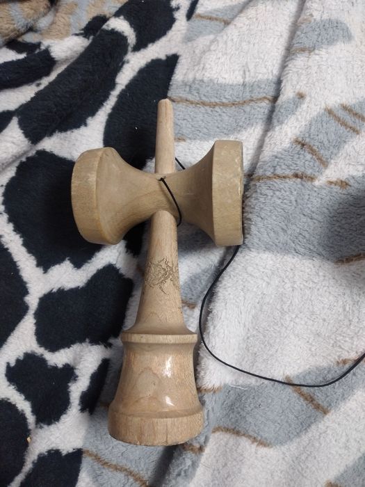 Vând  kendama strogo