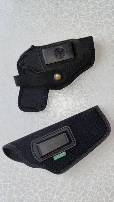 Кобури за пистолет и пълнител.