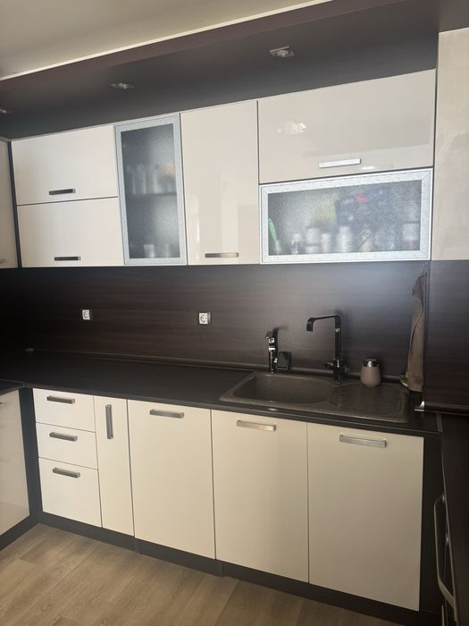 Кухня с фурна, котлон и аспиратор