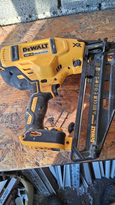 Продавам пистолет за пирони девалт