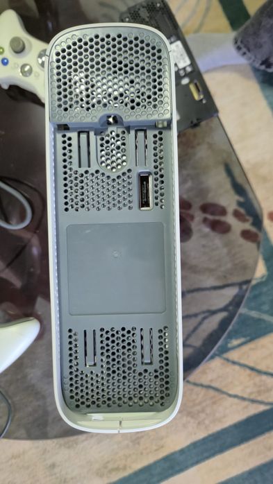Vând Xbox 360 120 GB HDD