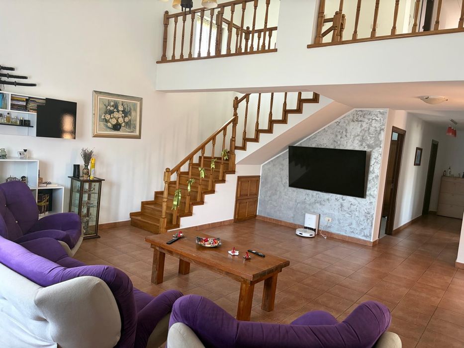 Vând casă Buhuși - 4 camere, 195 mp!