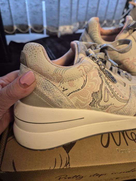 Продавам маратонки Anekke