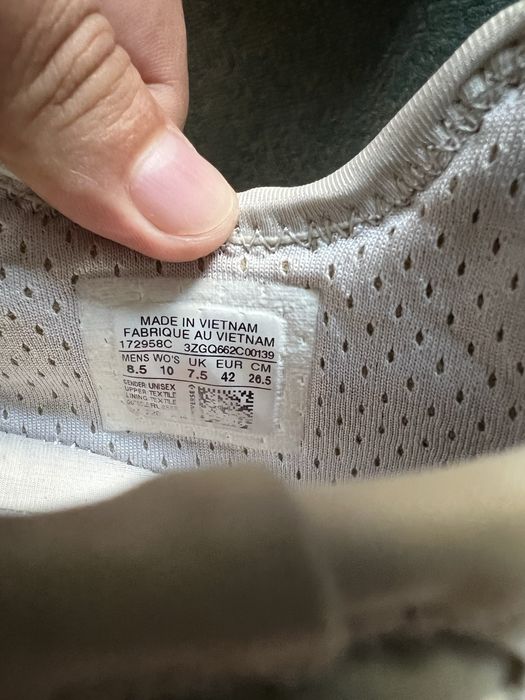 Converse albi cu siret