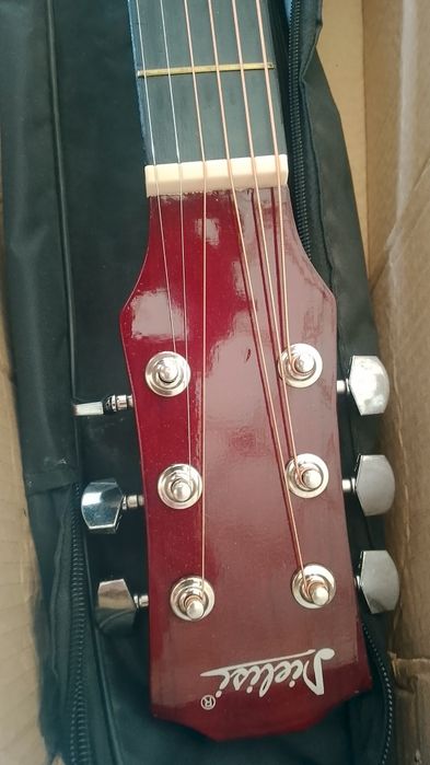Ishlatilmagan yangi saqlangan gitara Samarqandda