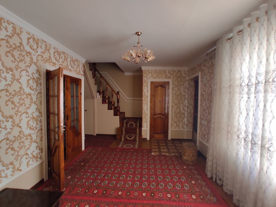 Двухэтажный коттедж в центре Ургенча.