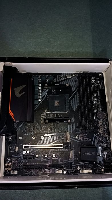 Placă de bază Gigabyte B550M AORUS ELITE (AM4) - Aproape nouă, FULL BOX / Schimb cu Xbox Series S