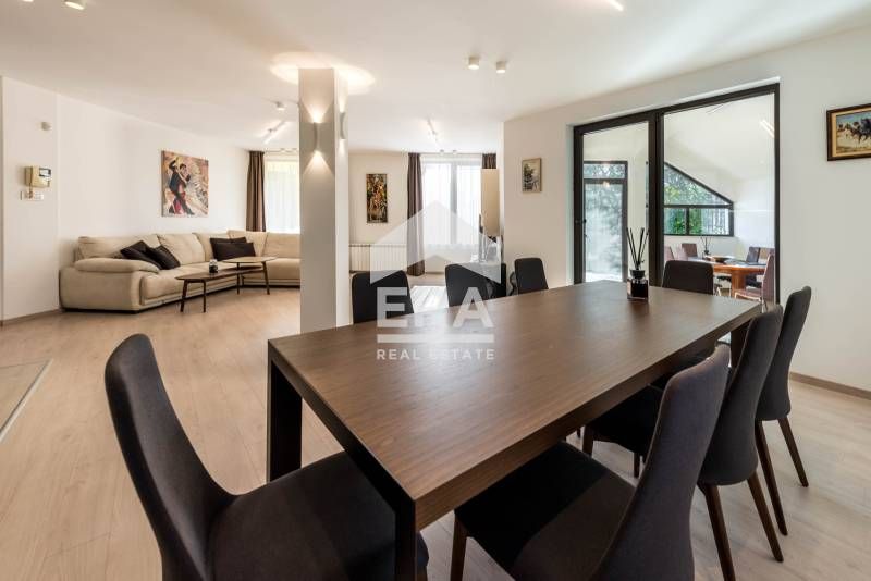 Двуетажна обзаведена къща за продажба, с голям двор, гараж и барбекю,