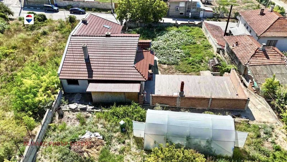 Къща с двор за продажба в с. Красен