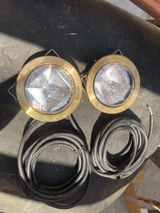 proiectoare subacvatice sau spoturi de piscină,