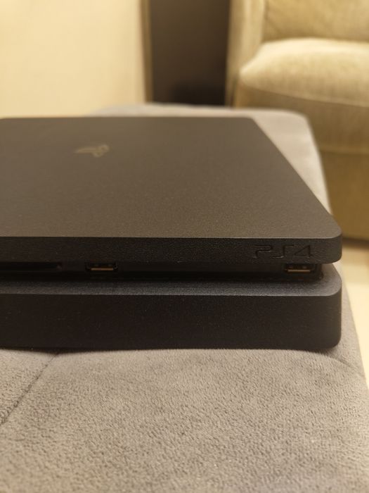 Продавам ps4 с външна памет,2джойстика,7игри