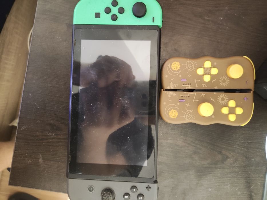 Nintendo Switch 1 с 2 комплекта джойстици и 256GB SD карта