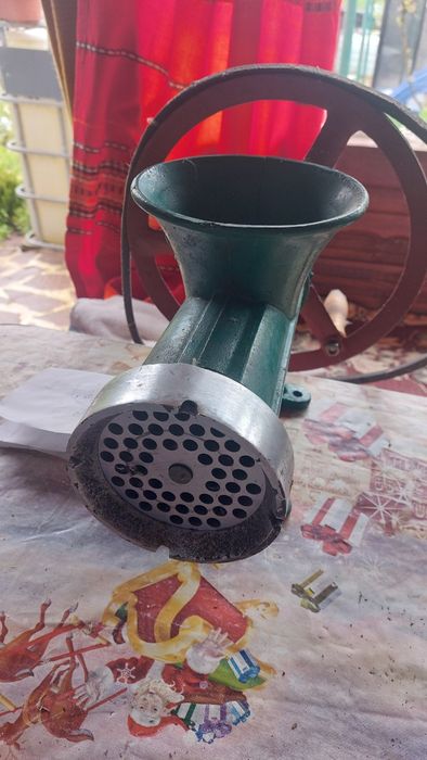 Голяма машина за меляне на месо с двигател от пералня
