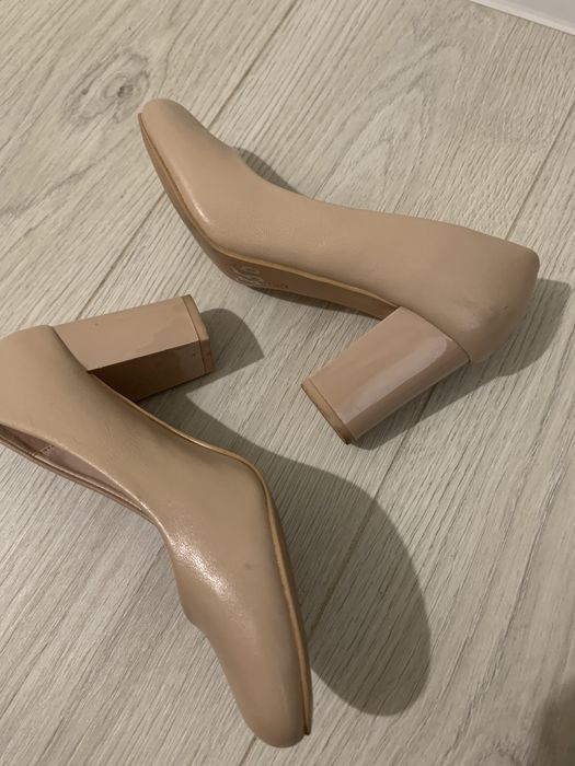 Бежевые туфли