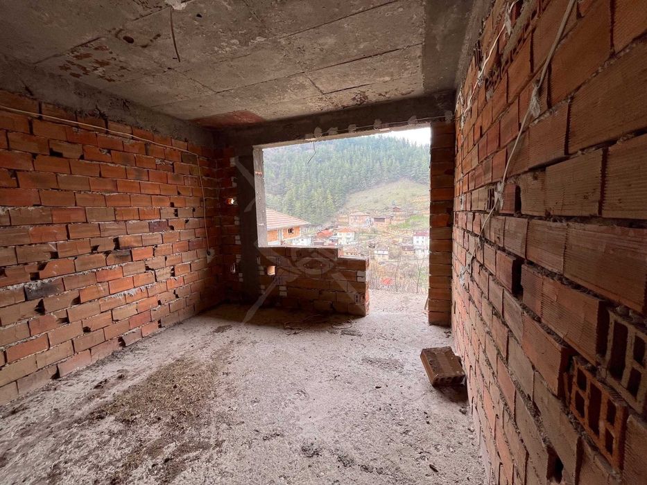 Четириетажна къща с гледка в Забърдо